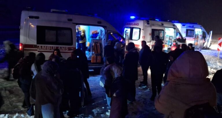 yolcu-otobusu-kaza-yapti-cok-sayida-yarali-var-pr3Gz1hw.jpg
